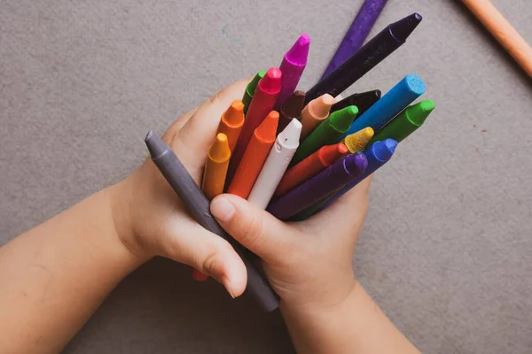 Gros Plan Des Mains Avec Des Crayons Cire Éducation Concept — Photo