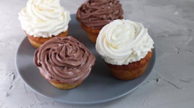 Lezzetli kekler tabak yerinde mesaj için..