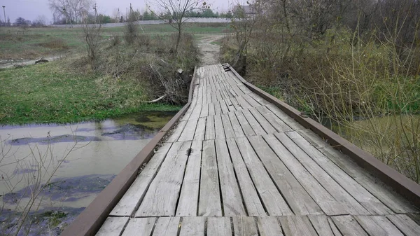 Разрушенный Мост Через Реку — стоковое фото