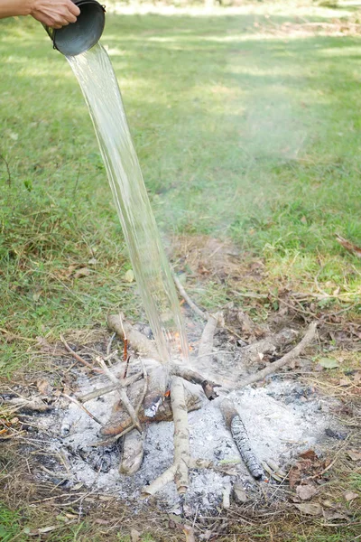 水能把水桶里的火扑灭 图库照片