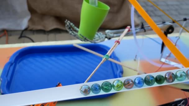 Rube Goldberg Maszyna Woda Jest Wlewana Kubka Dłoń Jest Opuszczona — Wideo stockowe