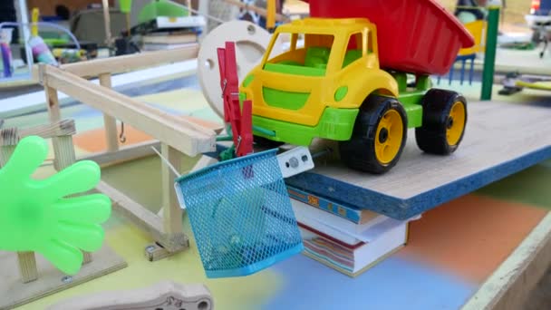 Rube Goldberg Gépezet Golyók Gurulnak Csatornán Beleesnek Dobozba Dugó Megfordul — Stock videók