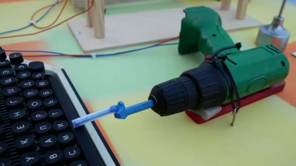 Rube Goldberg Machine Cacciavite Preme Uno Spazio Una Macchina Scrivere — Video Stock