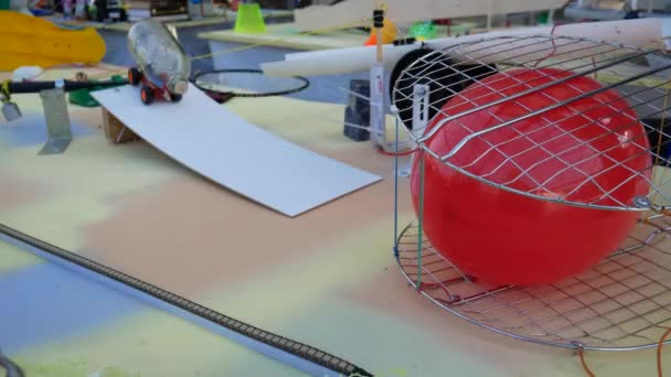 Rube Goldberg Machine Loď Láhvi Jehlou Sklouzne Kopce Odpálí Míček — Stock video