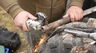 Açı öğütücü kullanarak bir boru kesti.