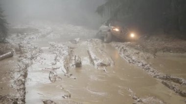 SUV kenara çekildi ve siste çamura saplandı. Kullanılan vinç.
