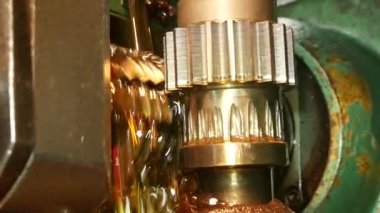 Kesici dişlerin dişlerini kesiyor. Soğutmak için yağ dökülüyor.