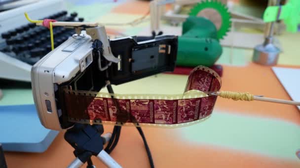 Máquina Rube Goldberg Pelota Tenis Presiona Palanca Cámara Dispara Rebobina — Vídeos de Stock
