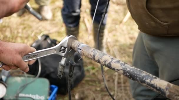 Ремонт Природі Зварювальні Труби Електродом Одна Частин Тримається Допомогою Гайкового — стокове відео