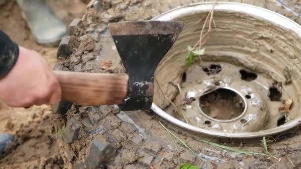 斧で彼らは分解された車輪の円盤にぶつかり — ストック動画