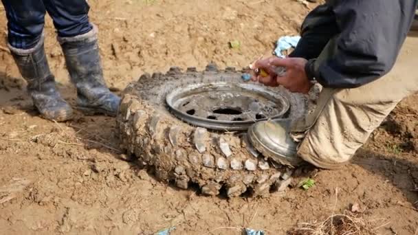 Perbaikan Roda Yang Dibongkar Menggunakan Aerosol Api Dan Ledakan Karet — Stok Video