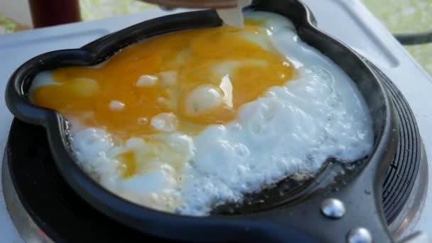 Huevos Fritos Una Sartén Forma Oso — Vídeo de stock