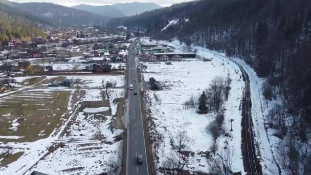 Silnice Prochází Vesnicí Vysočině Natáčení Dronu — Stock video