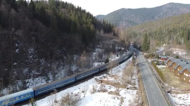 Drone Vola Dietro Treno Movimento Che Attraversa Villaggio Montagna — Video Stock