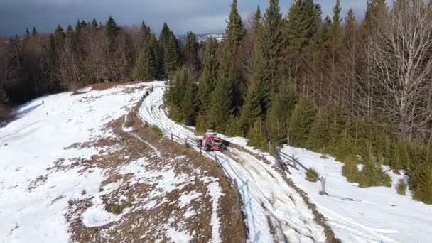 Suv Rider Gennem Snedækket Eng Toppen Bjerg – Stock-video