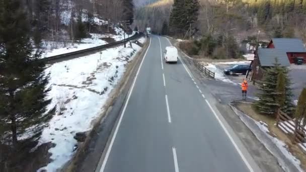 Silnice Železnice Vedou Podél Břehu Řeky Vesnici Vysočině Karpaty — Stock video