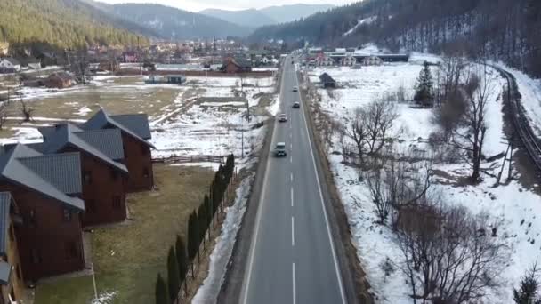 Drone Κατεβαίνει Στο Δρόμο Στον Οποίο Αυτοκίνητα Filming Από Drone — Αρχείο Βίντεο