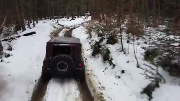 Kouřové Suv Projíždí Zasněženou Loukou Vrcholu Hory — Stock video