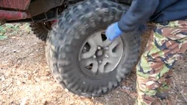 Tamirci serbest tekerleği döndürür. Tamirden sonra, tekerleğin serbestçe dönüp dönmediğini kontrol et..