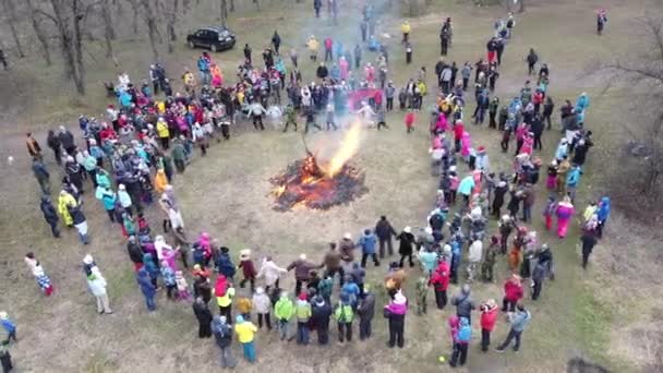 Děti Dospělí Tančí Kolem Táboráku Festivalu Shrovetide — Stock video