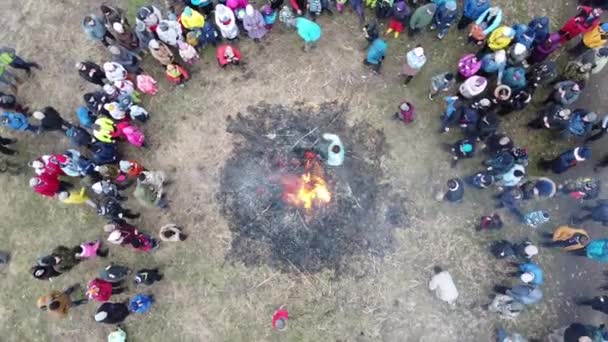 Kinder Und Erwachsene Springen Beim Faschingsfest Über Ein Lagerfeuer — Stockvideo