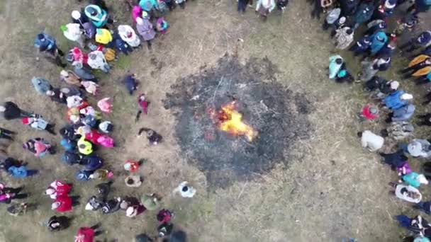 Kinder Und Erwachsene Springen Beim Faschingsfest Über Ein Lagerfeuer — Stockvideo