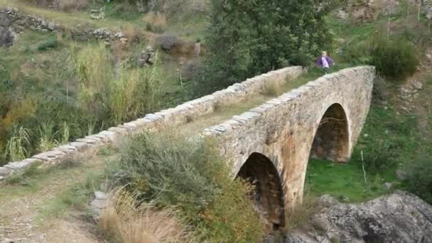 Niño Cruza Antiguo Puente Veneciano Manos Agitadas Jugando Con Cintas — Vídeo de stock