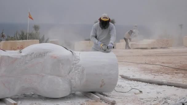 Скульптор Працює Над Створенням Скульптур Допомогою Болгарки — стокове відео