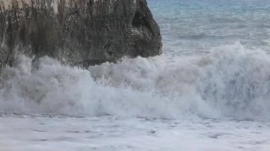  Deniz kıyı şeridini yıkadı ve yok etti. Su kayalara sert bir şekilde çarpar. Afrodit Kayası.