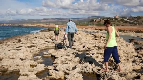 Tourists Walk Sharp Loose Limestone Coast Sea Live Love Beach — Stock Video