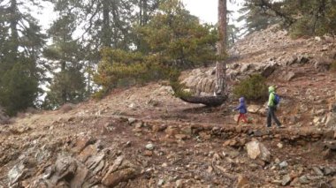 Anne ve kızı Olimpos 'a dağ yolundan gidiyorlar. Kıbrıs.