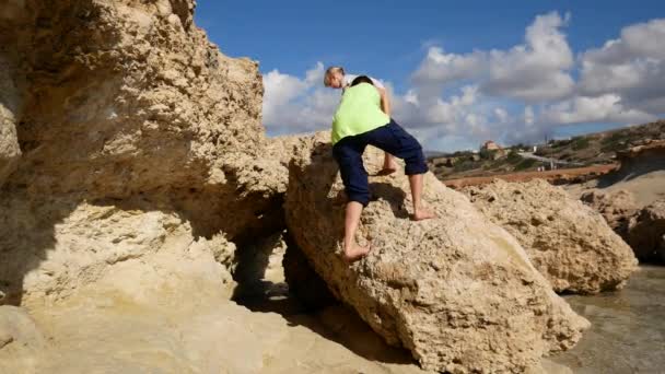 Mamma Och Barn Klättrar Uppför Klipporna Utanför Medelhavets Kust Cypern — Stockvideo