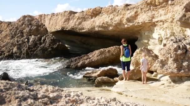 Mamá Hija Inspeccionan Las Rocas Cerca Gruta Mar Mediterráneo Chipre — Vídeo de stock