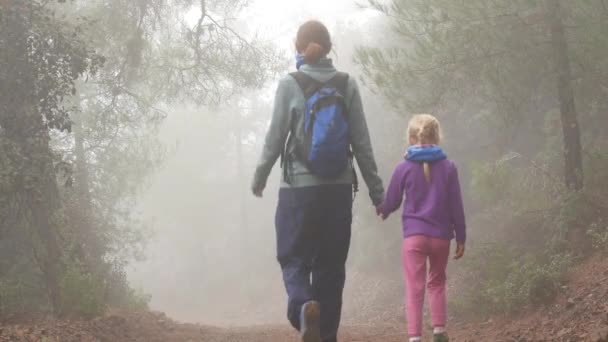 Moeder Dochter Lopen Hand Hand Langs Een Bosweg — Stockvideo