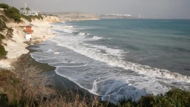 在州长海滩的黑色沙滩上翻滚白浪 塞浦路斯 地中海 — 图库视频影像