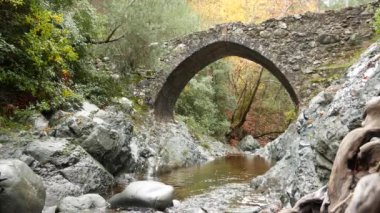  Nehir Elya Köprüsü 'nün altından taşlı kıyılar arasında akar..