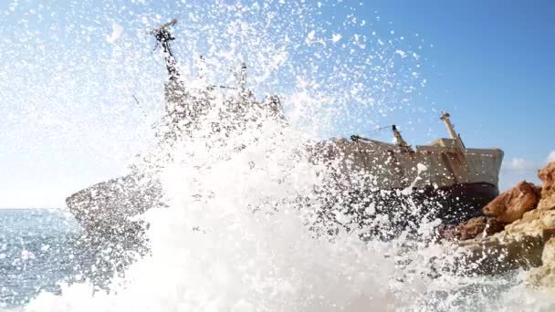 波は海岸に当たり レンズに飛び込む 背景には エドロ3世船の難破船が岸に洗った — ストック動画