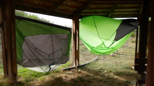 Las Tiendas Húmedas Secan Después Lluvia Viento Bajo Dosel — Vídeos de Stock