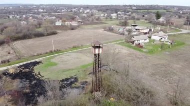 AERİAL. Köye bakan gözlem kulesinin etrafında uçuyor..