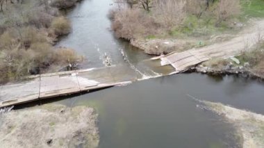 Duvar köprüsünü sel bastı.