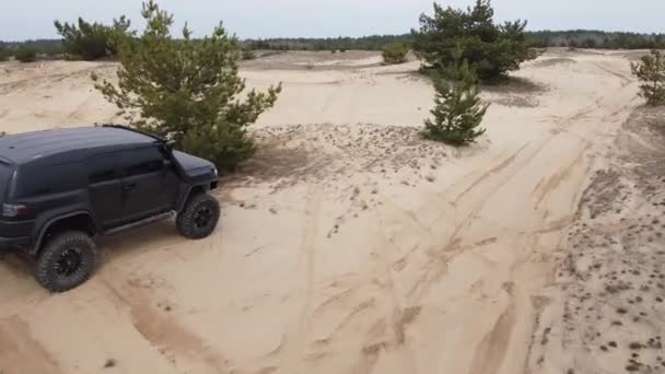 Aerial 黑色越野车在沙滩上行驶 — 图库视频影像