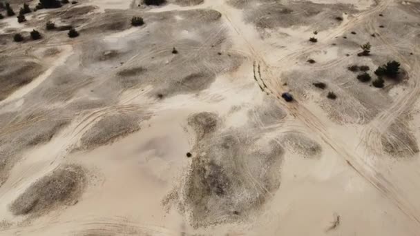 Aerial Черный Внедорожник Едет Песчаной Дороге — стоковое видео