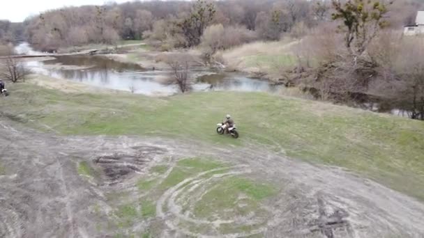 Aerial 骑摩托车的人在路上接近桥 春季洪水 — 图库视频影像