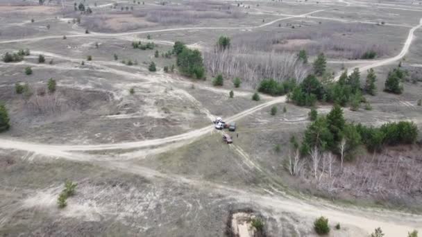 Aerial Несколько Автомобилей Стоят Песчаной Местности — стоковое видео