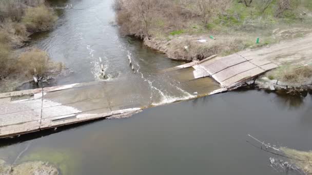 Aerial Река Переполнилась Затопила Понтонный Мост — стоковое видео