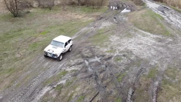 Aerial 白色Suv骑在泥泞的路上 — 图库视频影像
