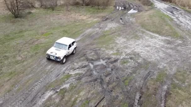 Αεροδρομιο Λευκό Suv Βόλτες Ένα Δρόμο Λάσπη — Αρχείο Βίντεο