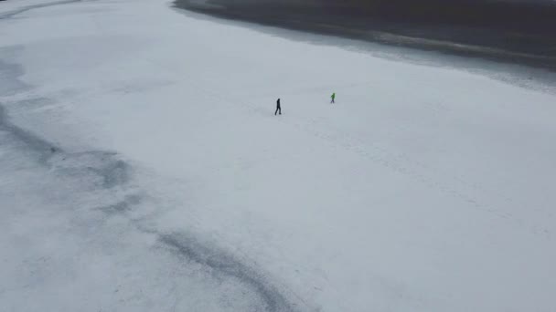 Een Kind Een Meisje Rennen Langs Een Gedroogd Zoutmeer Mam — Stockvideo