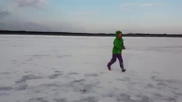 子供は干塩湖に沿って走っています — ストック動画