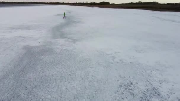 Dziecko Chodzi Biegnie Wzdłuż Wyschniętego Jeziora Solnego Widok Lotu Ptaka — Wideo stockowe